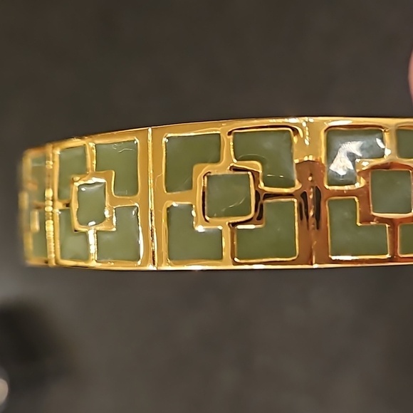 💕TRINA TURK💕 Enamel Bangle Bracelet ~ Black & Gold Brick Logo Design NWOT - Picture 6 of 9